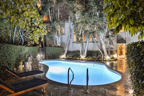 Jacuzzi at L'Estancia Apartment Homes